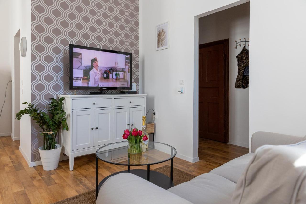 Republic Apartman Apartment Baja Bagian luar foto