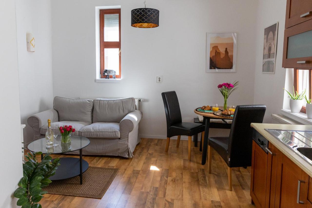 Republic Apartman Apartment Baja Bagian luar foto
