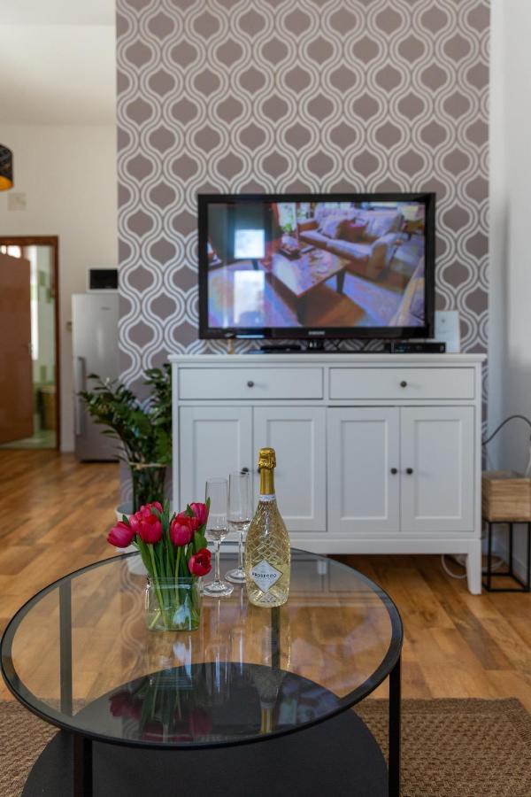 Republic Apartman Apartment Baja Bagian luar foto